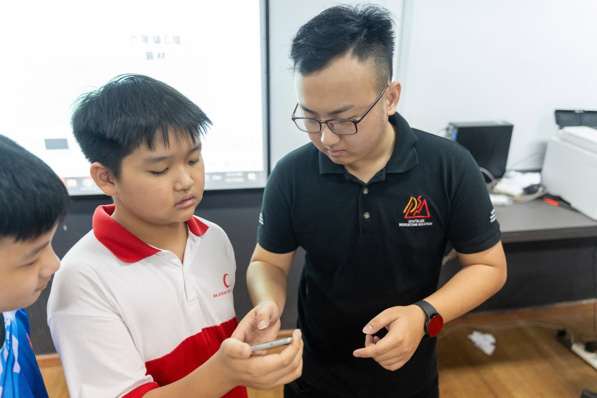 Lee Eu Ston guiding students through a practical activity.